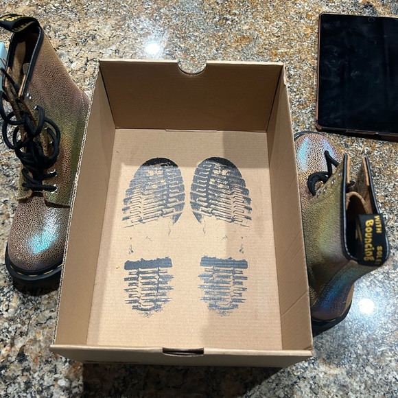 Dr. Martens Women's 1460 Sand Rainbow Ray Boots Ladies Size 6 BRAND NEW IN BOX - Picture 9 of 14